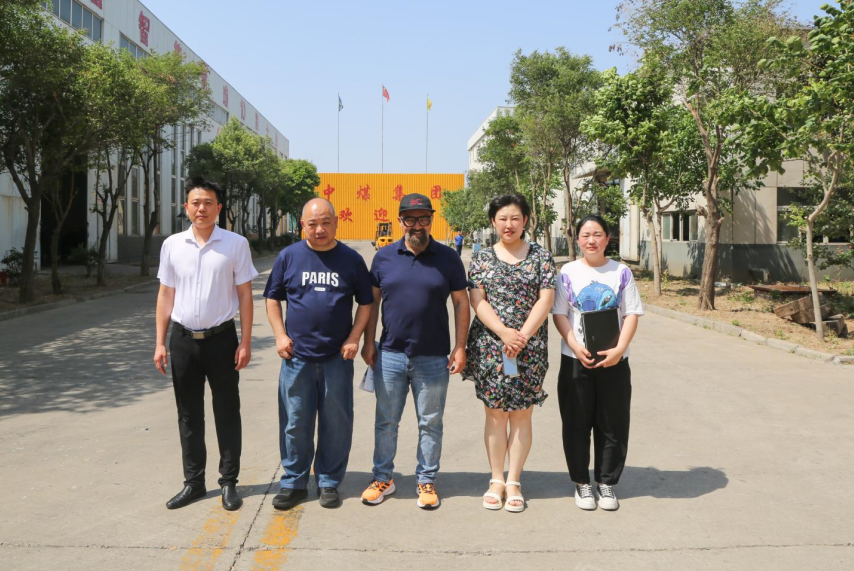 美国客商莅临中煤集团参观采购工程机械产品