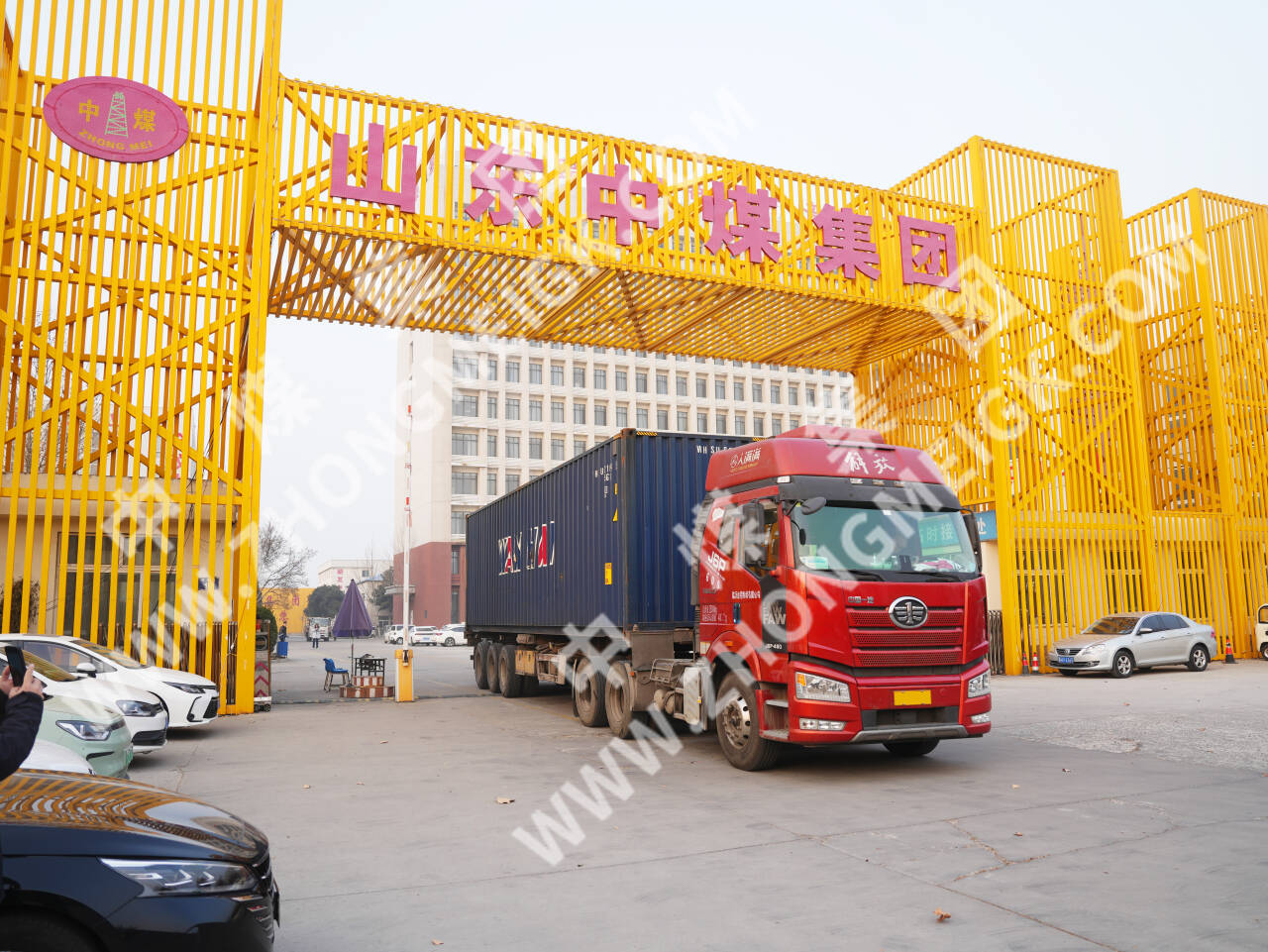 自主创新实力彰显 中煤智能80台挖掘机启程印尼