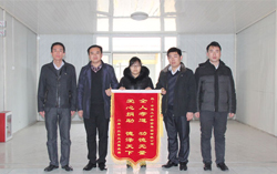 无私帮扶显真情 困难员工感恩送锦旗