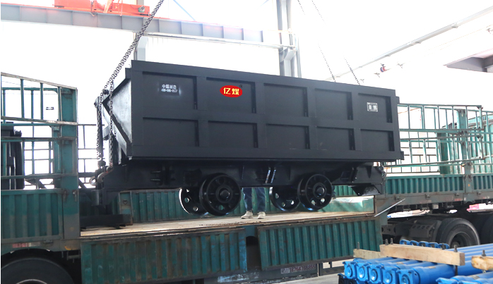 单侧曲轨侧卸式矿车