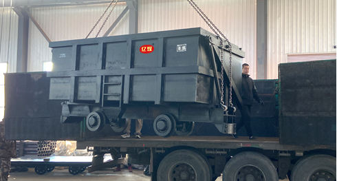 单侧曲轨侧卸式矿车