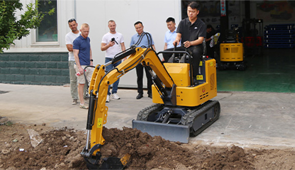17小型挖掘机客户来访
