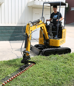 17小型挖掘机荒地锄草