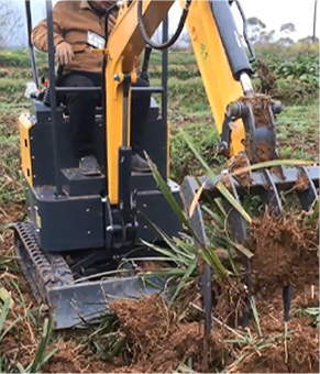 17小型挖掘机农田耙草