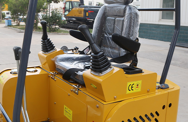 17小型挖掘机豪华驾驶室多功能操作台