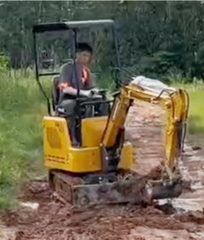 09小型挖掘机农田作业