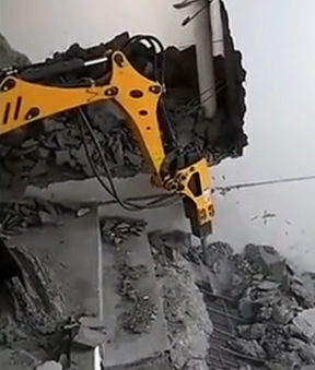 09小型挖掘机房屋拆除