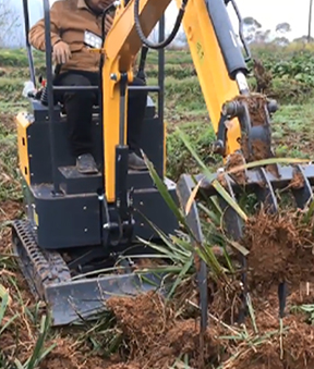 09小型挖掘机农田耙草