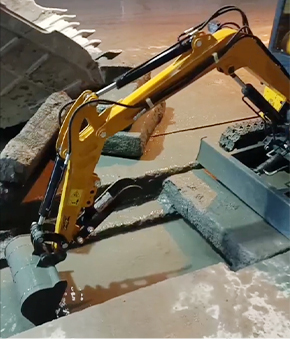 25小型挖掘机挖渠