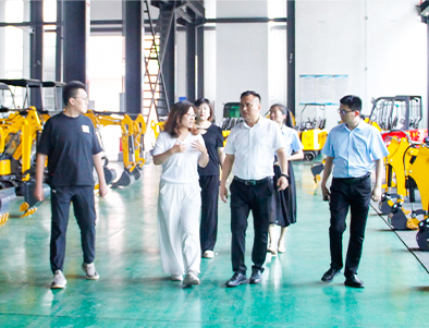25小型挖掘机客户参观
