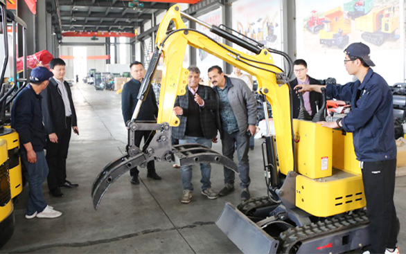 25小型挖掘机客户讲解