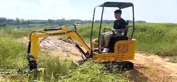 30W小型挖掘机修堤建坝