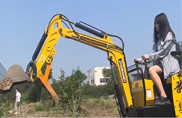 小型挖掘机厂区道路建设