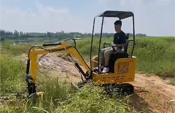 小型挖掘机修堤建坝