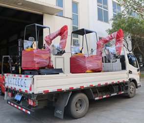 30小型挖掘机发货