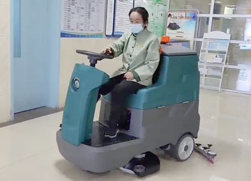 室内驾驶洗地车