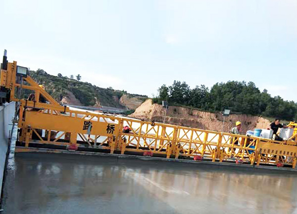 HT-型超声波式桥面摊铺机