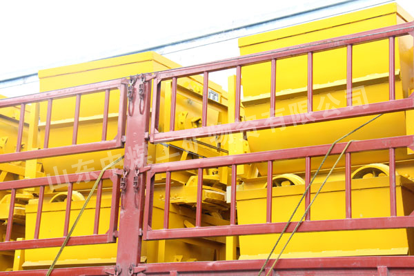 /山东中煤工矿集团自主生产的侧卸式矿车运往山西省某矿/