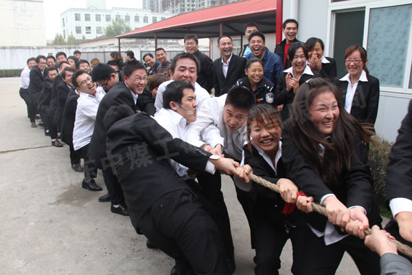 /山东中煤工矿金秋十月体育活动比赛－－拔河比赛/