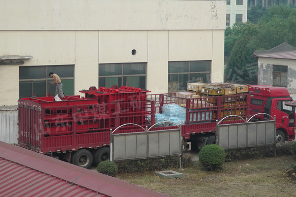 /山东中煤工矿集团一批大型矿建设备起运山西/