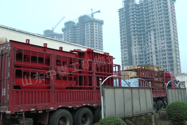 /山东中煤工矿集团一批大型矿建设备起运山西/