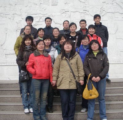 /09年3月8日，中煤集团组织全体女职员到北湖风景区踏青郊游，为女员工们送去节日的祝福/