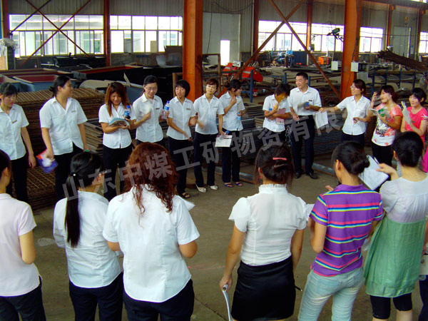 /山东中煤中贸新员工在车间进行产品学习/