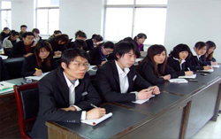 中煤中贸全体员工于2月22号下午进行职业礼仪培训