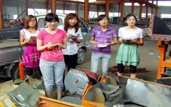 山东中煤中贸新员工在车间进行产品学习