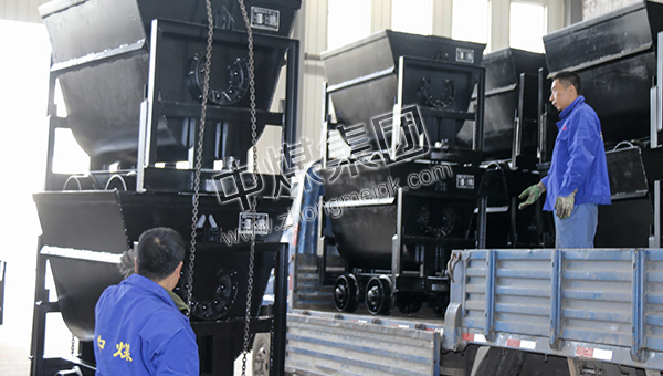 中煤集团一批翻斗式矿车发往甘肃宕昌某金矿