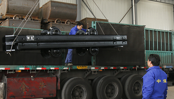 中煤集团一批矿用平板车发往山西临汾