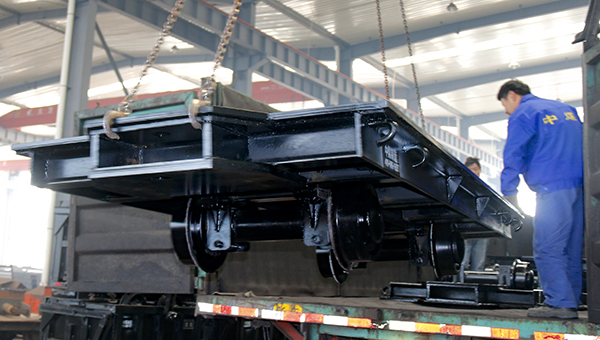 中煤集团一批矿用平板车发往山西临汾