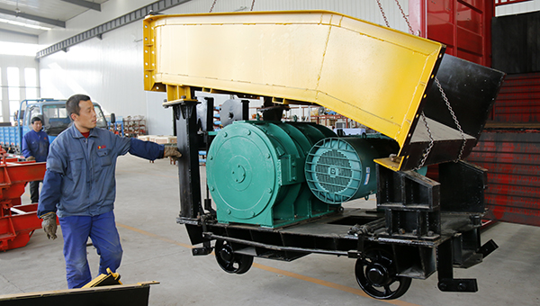 中煤集团一批大型设备——耙斗装岩机发往山西沁源县