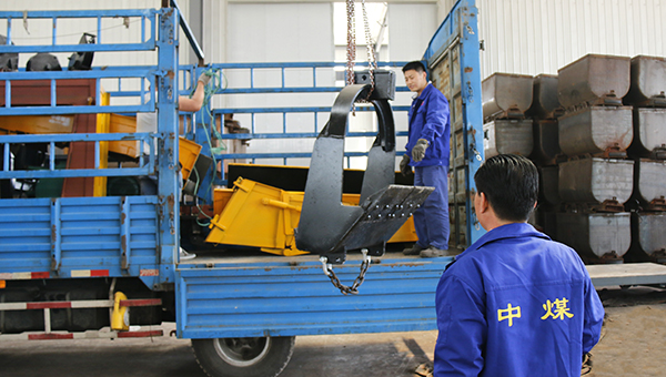 中煤集团一批大型设备——耙斗装岩机发往河南灵宝市