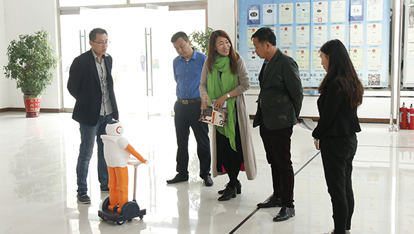 热烈欢迎潍坊客商莅临我集团采购智能机器人