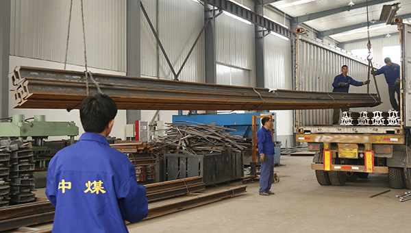 中煤集团国际贸易公司一批钢轨经青岛港出口意大利