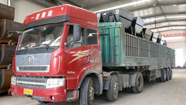 中煤集团一批翻斗式矿车发往河北唐山