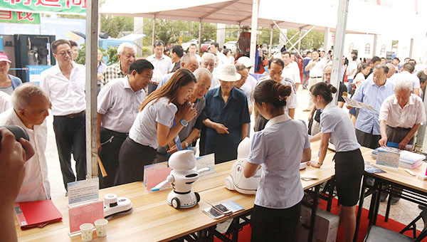 热烈欢迎老干部考察团莅临我集团展区参观并给予高度评价