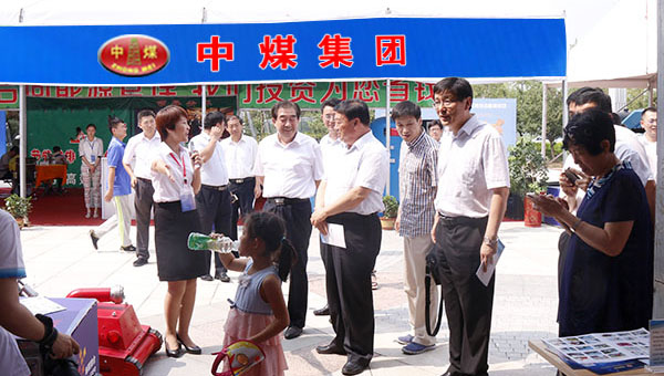 热烈欢迎省经信委考察团莅临我集团展区参观考察