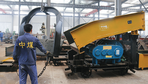 中煤集团一批大型设备耙斗装岩机发往秦皇岛