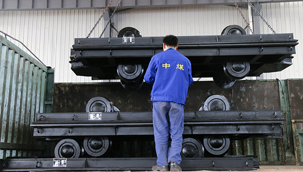 中煤集团一批新型定制平板车发往新疆哈密