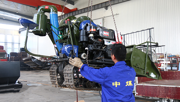 中煤集团一批稻谷收割机发往湖南长沙