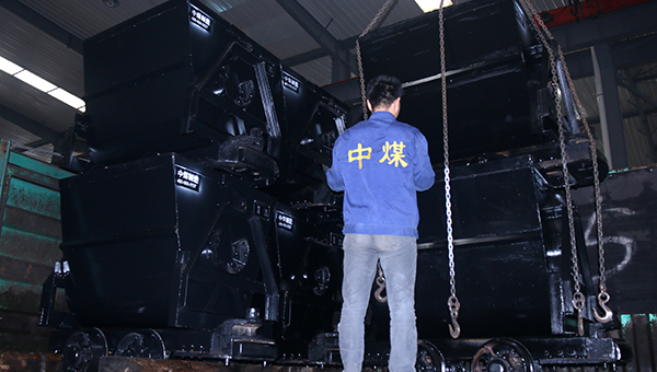 中煤集团一批新型翻斗式矿车发往山西晋城