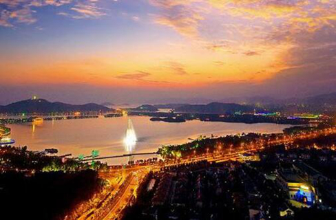 向振兴实体经济发力聚力