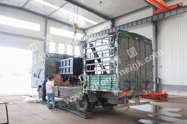 中煤集团一批曲轨侧卸式矿车发往河南