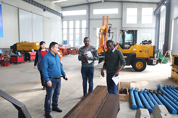 热烈欢迎刚果客商专程从广交会莅临我集团采购铁路设备