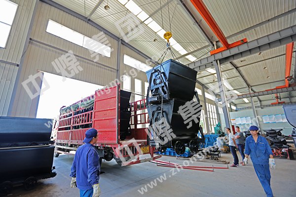 中煤集团一批翻斗式矿车发往甘肃陇南