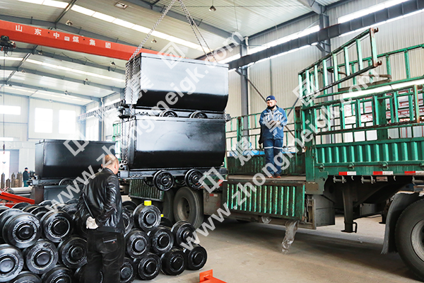 中煤集团一批固定式矿车发往山西原平