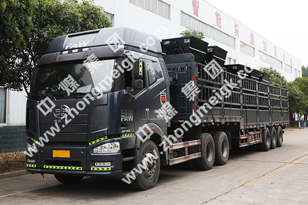 中煤集团一批翻斗式矿车发往辽宁丹东